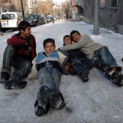 Karton Kağıtlarla Kızak