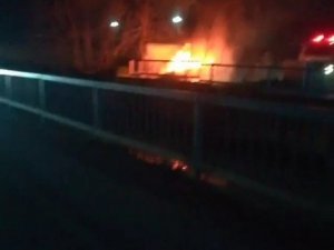 Kâğıthane’de alev alev yanan otomobil kül oldu