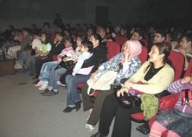 TİYATRO BÜYÜLEDİ..