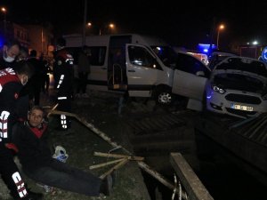 Adana’da işçi servisi ile hafif ticari araç çarpıştı: 4 yaralı