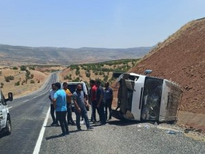 Siirt’te minibüs devrildi: 3 yaralı