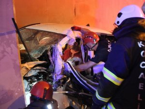 TEM’de kaza yapan otomobil telefon kulübesine girdi: 3 yaralı