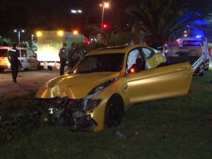 Kontrolden çıkan lüks otomobil aydınlatma direğine çarptı, sürücü olay yerinden kaçtı