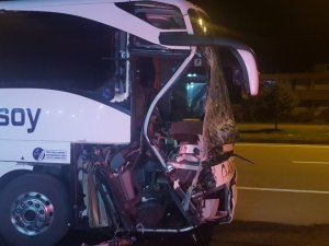 Samsun’da otobüs tıra çarptı: Faciadan dönüldü