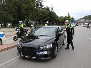 Trafik polisleri modifiyeli ve abartı egzozlu araba avına çıktı