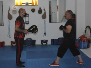 64 yaşındaki kick boksçu Covid-19’u yaptığı sporla yendi