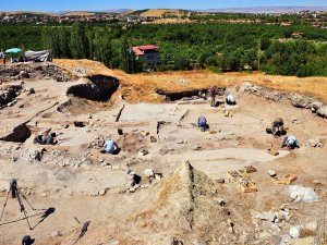 Arslantepe Höyüğü’nde 24 mezar ile 6 ev kalıntısı bulundu