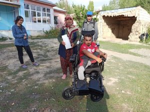 Engelli genç, akülü sandalyesine kavuştu