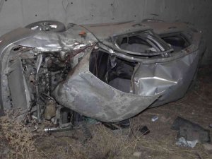 Takla atan otomobil metrelerce sürüklendi: Baba ve oğul ölümden döndü