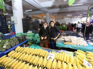 Yenidoğan Kapalı Pazarında ilk alışveriş heyecanı