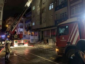 Bağcılar’da 5 katlı binanın çatısında korkutan yangın
