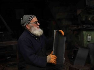 75 yaşındaki soba ustası unutulmaya yüz tutmuş mesleğini yaşatmaya çalışıyor