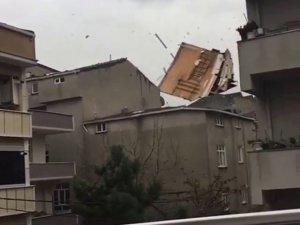 Arnavutköy’de çatıların uçma anı  kameraya yansıdı