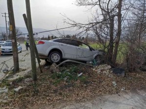 Hafif ticari araç otomobille çarpıştı: 2 yaralı