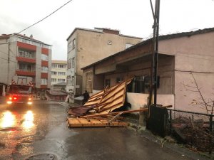 Maltepe’de rüzgarın şiddeti ile evin çatısı uçtu