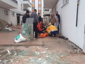Osmancık’ta şiddetli rüzgar inşaat halindeki bir binanın camını kırdı: 1 yaralı