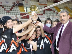 Şehit Adnan Saka Ortaokulu iki kategoride de şampiyon