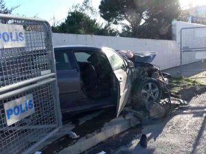 Araç sürücüsü önce  hafriyat kamyonuna sonra polis okulunun duvarına çarptı