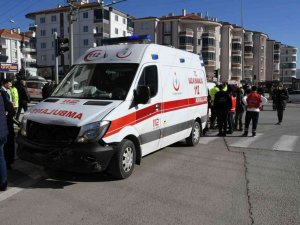 Hasta taşıyan ambulans otomobille çarpıştı: 1 yaralı