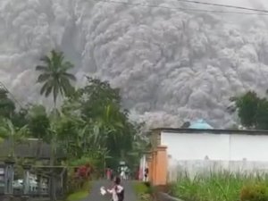 Endonezya’da Semeru Yanardağı’nda patlama