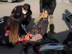 Kamyonetin çarptığı elektrikli motosikletteki anne ve kızı yaralandı