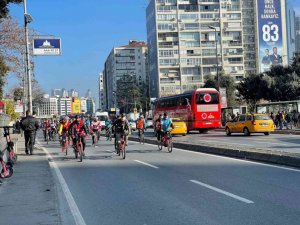 Bisikletçiler engellere karşı pedal çevirdi