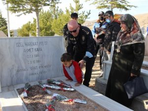 Şehit Özel Harekat Polisi Kara Mezarı Başında Anıldı