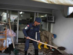 Jandarma mağdur vatandaşların evlerini temizledi