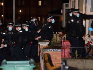 İngiltere Başbakanı Johnson polis kılığında denetime çıktı
