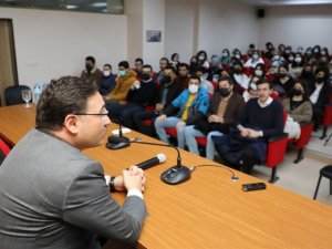 Afyonkarahisar Valisi Gökmen Çiçek hukuk öğrencileri ile söyleşi yaptı