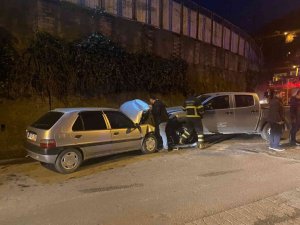Resmi araçla otomobil çarpıştı: 3 yaralı