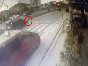 Kırmızı ışıkta geçen araç, küçük çocuğa çarptı