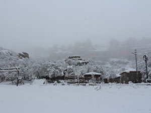 Karaman’ın 3 ilçesine mevsimin ilk karı düştü