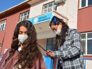 Silopi’de köy okulundaki kızların saç bakımlarını gönüllüler yaptı