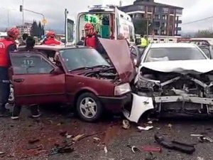 Edremit’te iki otomobil çarpıştı: 5 yaralı