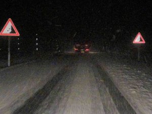 Bingöl-Elazığ karayolunda kar, sağanak ve sis  etkili oldu, sürücüler zor anlar yaşadı