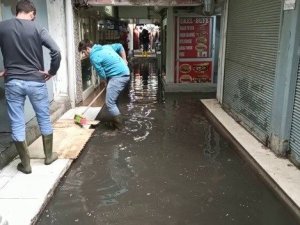 Sağanak yağmur İzmir’i göle çevirdi