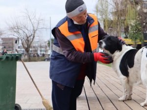 Temizlik işçisi ile köpeğin yürekleri ısıtan dostluğu