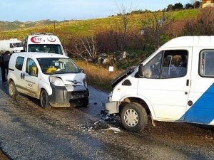 Manisa’da iki araç kafa kafaya çarpıştı: 5 yaralı