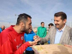 Vali Ayhan’dan Sivasspor’a baklava dopingi