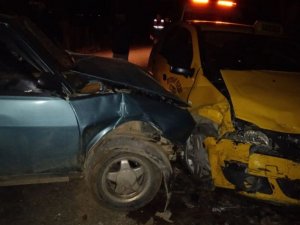 Otomobil ile ticari taksi çarpıştı: 4 yaralı