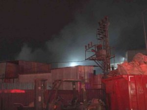 Esenyurt’ta plastik fabrikasındaki yangın söndürüldü