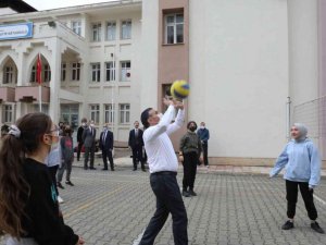 Vali Atay, öğrencilerle voleybol oynadı
