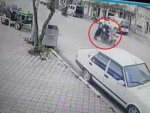 Bursa’da yolun karşısına geçmek isteyen kadına motosiklet böyle çarptı