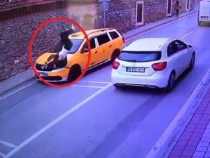 Bursa’da yolun karşısına geçmek isteyen çocuğa ticari taksi böyle çarptı