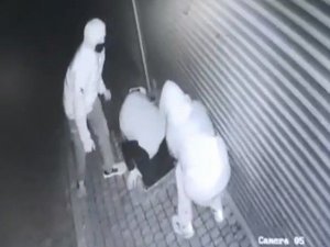 Bursa’da 3 hırsızın kepengi kırarak dükkana girme anları kameralarda
