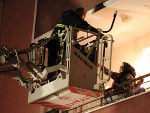 Apartman yangınında mahsur kalan 2’si bebek 14 kişi merdivenli araçla kurtarıldı