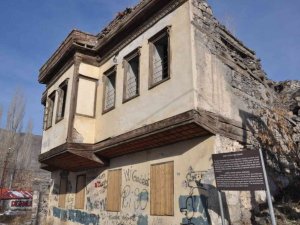 Tarihi Ahmet Tevfik Paşa Konağı’nın 4 duvarı kaldı