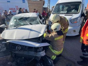 Mardin’de minibüs ile otomobil çarpıştı: 2’si çocuk 6 yaralı
