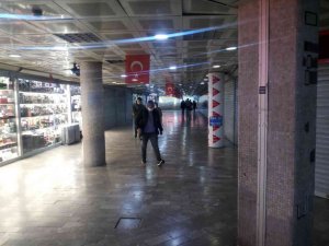 Karaköy Yeraltı Çarşısı’nda Türk bayrağına saldıranlara esnaftan dayak